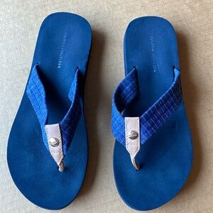 Cute Tommy Hilfiger flip flops, lightly used size 6.